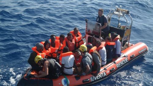Mitglieder der Iuventa-Crew bei einem Rettungseinsatz im Mittelmeer (Archivbild)