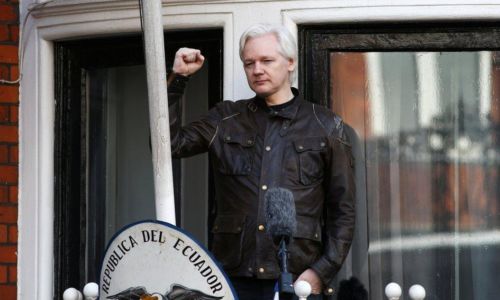 Julian Assange vor der equadorianischen Botschaft